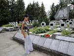 Judyta Sikorska, stryjeczna wnuczka J�zefa Alfonsa Muzio�a w miejscu jego pochowania. Kwatera wojenna w I�owie, 15 sierpnia 2009 (fot. Jadwiga Sikorska).