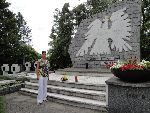 Judyta Sikorska, stryjeczna wnuczka J�zefa Alfonsa Muzio�a w miejscu jego pochowania. Kwatera wojenna w I�owie, 15 sierpnia 2009 (fot. Jadwiga Sikorska).