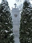 Pomnik ku czci �o�nierzy Wojska Polskiego poleg�ych we wrze�niu 1939 r. wystawiony w obr�bie kwatery wojennej na cmentarzu parafialnym w G�binie, ul. Cmentarna - miejsca spoczynku st. strz. Edmunda Hy�ego. Stan z dn. 27 grudnia 2014 r. (fot. udost�pni�: Stanis�aw Hy�y).