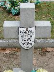 Bronis�aw Walczak upami�tniony na imiennej tabliczce epitafijnej na jednej z mogi� zbiorowych kwatery wojennej na cmentarzu parafilnym w Juliopolu. Stan z dn. 10. 10. 2009 r. (fot. Tomasz Karolak).