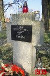 St. sier�. Walenty Dzieweczy�ski upami�tniony na imiennej tabliczce epitafijnej na jednej z mogi� cmentarza wojennego w Kiernozi. Stan z dn. 06. 11. 2011 r. (fot. Marcin Prengowski).