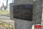 Por. Kazimierz Andrzejewski upami�tniony na imiennej tabliczce epitafijnej na jednej z mogi� cmentarza wojennego w Kiernozi. Stan z dn. 06. 11. 2011 r. (fot. Marcin Prengowski).