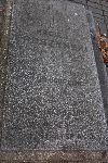 Napis na betonowej p�ycie mogi�y ppor. Macieja Pr�szy�skiego w wydzielonej kwaterze wojennej na cm. pw. �w. Wawrzy�ca w Kutnie (fot. Urz�d Miasta Kutno).