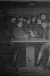 Feliks Klein drugi z prawej. Siedzi przy stole. Zdj�cie wykonane przed rokiem 1939. Autor nieznany. Ze zbior�w rodzinnych.