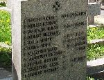 Cmentarz Wojskowy pw. �w. Jerzego, ��d� – Do�y. Przedwojenna tablica epitafijna, na kt�rej jaszcze w 1939r. wykonano inskrypcj� m.in.- st. strz. Henryka Grabowskiego, ppor. Stanis�awa Leszczy�skiego, nieznanych �o�nierzy… (fot. Zbigniew Adamas)