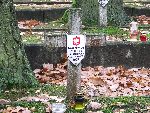U�. Henryk Szyma�ski upami�tniony na imiennej tabliczce epitafijnej na jednej z mogi� zbiorowych cmentarza wojennego w Laskach (fot. Anita Szyma�ska, c�rka Andrzeja, bratanka Henryka).