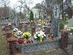 Mogi�a zbiorowa na cm. parafialnym w Puszczy Maria�skiej - miejsce spoczynku ppor. Cezarego Celestyna Cichowicza. Stan z dn. 17. 11. 2013 r. (fot. Jacek Kaczorowski).