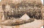 Stanis�aw Gulczy�ski (siedzi z prawej) w�r�d �o�nierzy 17 pu�ku artylerii lekkiej na terenie koszar jednostki w Gnie�nie (fot. ze zb. rodzinnych).