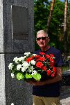 Stanis�aw Hy�y przy pomniku ku czci �o�nierzy Wojska Polskiego poleg�ych we wrze�niu 1939 r. wystawionym w obr�bie kwatery wojennej na cmentarzu parafialnym w G�binie, ul. Cmentarna - miejsca spoczynku jego krewnego, st. strz. Edmunda Hy�ego (fot. udost�pni�: Stanis�aw Hy�y).