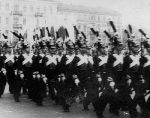 Lucjan G�ska (pierwszy z lewej) w ubranej w stroje historyczne kompanii honorowej Szko�y Podchor��ych Piechoty, Warszawa, 1936-1939 r. (fot. ze zb. rodzinnych, udost�pni�a: Teresa Ja�kiewicz).