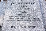 Jan �wiatowiec upami�tniony na imiennej p�ycie epitafijnej grobu rodzinnego na cmentarzu parafialnym w Rogo�nie. Stan po modernizacji w maju 2014 r. (fot. Urz�d Gminy w Rogo�nie, http://old3.rogozno.pl/pl/aktualnosci/nowy-nagrobek-plk-swiatowca.html).
