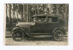 Fotografia poczt�wkowa przedstawiaj�ca Franciszka Kowalczyka jako szofera w Hurtowni i Wytw�rni drogeryjno-aptecznej „Hadroga” z Bydgoszczy wykonana ok. 1929 r. (fot. udost�pniona Redakcji Portalu przez Pani� Krystyn� Kowalczyk; obecnie w zbiorach Muzeum Ziemi Sochaczewskiej i Pola Bitwy nad Bzur�).