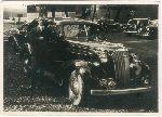 Fotografia przedstawiaj�ca Franciszka Kowalczyka jako szofera w Hurtowni i Wytw�rni drogeryjno-aptecznej „Hadroga” z Bydgoszczy wykonana w 1938 r. (fot. udost�pniona Redakcji Portalu przez Pani� Krystyn� Kowalczyk; obecnie w zbiorach Muzeum Ziemi Sochaczewskiej i Pola Bitwy nad Bzur�).