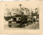 Fotografia przedstawiaj�ca Franciszka Kowalczyka jako szofera w Hurtowni i Wytw�rni drogeryjno-aptecznej „Hadroga” z Bydgoszczy wykonana w sierpniu 1939 r. (fot. udost�pniona Redakcji Portalu przez Pani� Krystyn� Kowalczyk; obecnie w zbiorach Muzeum Ziemi Sochaczewskiej i Pola Bitwy nad Bzur�).