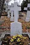 Robert HEMPEL upami�tniony w inskrypcji na cokole betonowego krzy�a na jednej z mogi� w obr�bie kwatery wojennej na cmentarzu parafialnym w Kutnie, ul. Cmentarna (fot. Wies�aw Paluchowski).