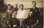 Piotr Kubiak (stoi z lewej) wraz z rodzicami Franciszk� z d. Pietrkiewicz i Jakubem (siedz�), siostr� Wiktori� i bratem Stanis�awem (fot. ze zb. rodzinnych). 