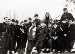 Rtm. J�zef Walicki "Walbach" (w pierwszym rz�dzie, trzeci z prawej) w�r�d �o�nierzy Oddzia�u Wydzielonego Wojska Polskiego z jego dow�dc�, mjr. Henrykiem Dobrza�skim "Hubalem" (w centrum kadru, w szaliku), Fryszerka, stycze� 1940 r. (fot. za Wikimedia Commons).