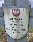 Marian Orpel upami�tniony na imiennej tabliczce epitafijnej na jednym z grob�w kwatery wojennej na cmentarzu parafialnym w Rybnie. Stan z dn. 2 czerwca 2005 r. (fot. Marcin Prengowski).