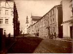 Budynek Garnizonu 29 PSK na ulicy Sukienniczej r�g z �azienn� w Kaliszu, dalej ko�ci� garnizonowy na ostatnim planie Bazylika �w. J�zefa.