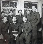 Antoni Nadolny (siedzi w �rodku) w�r�d �o�nierzy polskich w mundurach armii brytyjskiej na terenie okupowanych Niemiec, 1945 r. (fot. z Archiwum Rodziny Nadolnych, udost�pni�a Bo�ys�awa Nadolna).