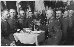 Stanis�aw Glabus, (pi�ty z lewej), brat Feliksa podczas uroczystej kolacji w wojsku.
M.G.