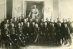 Marian K�b�owski (stoi sz�sty z prawej) jako oficer Wojska Polskiego podczas uroczysto�ci wojskowej (fot. ze zb. rodzinnych).