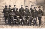 J�zef Ciechurski (pierwszy z lewej) w�r�d �o�nierzy w Toruniu w 1927 r. (fot. ze zbior�w wnuka S�awomira Ciechurskiego).