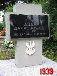 P�k Adam Nadachowski upami�tniony na imiennej tabliczce epitafijnej mogi�y indywidualnej w obr�bie kwatery wojennej na cmentarzu parafialnym w Skierniewicach, ul. Kozietulskiego. Stan z dn. 25. 06. 2011 r. (fot. Tomasz Karolak). 