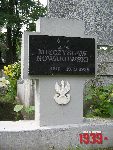 Mieczys�aw Nowakowski upami�tniony na imiennej tabliczce epitafijnej jednej z mogi� kwatery wojennej na cmentarzu parafialnym w Skierniewicach, ul. Kozietulskiego. Stan z dn. 25 czerwca 2011 r. (fot. Tomasz Karolak).
