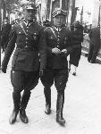 Ppor. Stanis�aw Synoradzki (z prawej), 1933, Warszawa, po promocji na pierwszy stopie� oficerski w SPP. Pami�tka rodzinna (z lewej m�j Ojciec) - lonio17