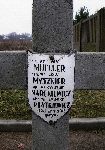 Jan Myszkier upami�tniony na imiennej tabliczce epitafijnej na jednej z mogi� zbiorowych kwatery wojennej na cmentarzu parafialnym w Juliopolu (fot. Tadeusz Myszkier).