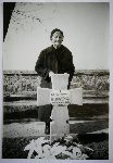 Zofia, siostra u�.Jana Mastalerczuka, przy jego mogile w obr�bie kwatery wojennej na cmentarzu parafialnym w Bielawach, dn. 1 kwietnia 1999 r. (fot. ze zb. rodzinnych).