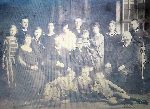 Stefan Mielicki (stoi z prawej) w towarzystwie m.in. starszego brata Czes�awa Kazimierza (stoi z lewej), siostry Heleny (stoi czwarta z lewej) i m�odszego brata Mariana (stoi po�rodku) na spotkaniu rodzinnym z okazji rocznicy �lubu ojca Franciszka i jego drugiej �ony Marii z Cieplik�w (siedz� z centrum kadru), 1925 r. (fot. ze zb. rodzinnych).