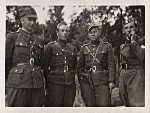 Stanis�aw Ja�d�yk (drugi z lewej) jako �o�nierz Wojska Polskiego, przed 1939 r. (fot. ze zb. rodzinnych).