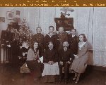 Antoni Nadolny (stoi pierwszy z prawej) wraz z rodzin�: rodzicami Agnieszk� i J�zefem, siostrami Helen� i Mari� oraz bra�mi Ignacym, Ludwikiem i Antonim, Wolsztyn, Bo�e Narodzenie, 1936 r. (fot. z Archiwum Rodziny Nadolnych, udost�pni�a Bo�ys�awa Nadolna).