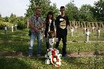 Pawe� Dworak (syn Lucyny z d. Czata) oraz Ma�gorzata i Pawe� Zagrodniczek (dzieci Gabrieli z d. Czata) w trakcie pierwszej wizyty na odnalezionej po ponad siedemdziesi�ciu latach mogile swojego poleg�ego krewnego, strzelca sanitariusza Mieczys�awa Czaty, zlokalizowanej w obr�bie kwatery wojennej na cmentarzu parafialnym w Juliopolu, 11 lipca 2013 r. (fot. udost�pni�: Pawe� Dworak).