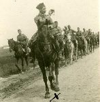 Ppor. Franciszek Kot na czele kolumny marszowej podczas �wicze� wojskowych �o�nierzy rezerwy w 8 pu�ku artylerii ci�kiej w Toruniu, przed 1939 r. (fot. NN, archiwum rodzinne Macieja Kossowskiego).