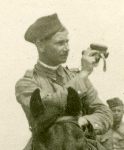 Ppor. Franciszek Kot podczas �wicze� wojskowych �o�nierzy rezerwy w 8 pu�ku artylerii ci�kiej w Toruniu, przed 1939 r. (fot. NN, archiwum rodzinne Macieja Kossowskiego).