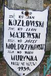 Jan Koz�owski upami�tniony na imiennej tabliczce epitafijnej na jednej z mogi� cmentarza wojennego w Radziwi�ce. Stan z dn. 25. 12. 2004 r. (fot. Marcin Prengowski).