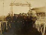 Kpt. Jan Fleischmann (drugi z prawej) w�r�d �o�nierzy batalionu Korpusu Ochrony Pogranicza "Ludwikowo" (fot. z archiwum rodzinnego Piotra Fleischmanna).