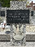 Jan Grzybowski upami�tniony na imiennej tabliczce epitafijnej na jednej z mogi� zbiorowych kwatery wojennej na cmentarzu parafialnym w Bolimowie. Stan z dn. 14 pa�dziernika 2024 r. (fot. �ukasz Klimek).