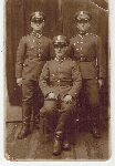 Kazimierz Szyma�ski (w �rodku) wraz z kolegami W�adys�awem Grygielem i J�zefem Gauzu (?) w trakcie odbywania s�u�by wojskowej, przed 1939 r. (fot. ze zb. rodzinnych).
