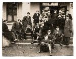 Kajetan Marian Cichocki (trzeci z lewej, oznaczony znakiem "x") w�r�d uczni�w Pa�stwowej �redniej Szko�y Rolniczej w Bojanowie, 1928 r. (fot. ze zb. rodzinnych).