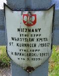 W�adys�aw Kmita upami�tniony na imiennej tabliczce epitafijnej na jednej z mogi� kwatery wojennej na cmentarzu parafialnym w Rybnie. Stan z dn. 2 czerwca 2005 r. (fot. Marcin Prengowski).
