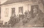 Walenty Dzieweczy�ski (siedzi na pierwszym planie, z prawej) w koszarach 70 pu�ku piechoty (fot. ze zb. rodzinnych).