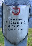 Piotr Kuczer upami�tniony na imiennej tablicy epitafijnej na jednym z grob�w w obr�bie kwatery wojennej na cmentarzu parafialnym w Rybnie. Stan z dn. 02. 06. 2005 r. (fot. Marcin Prengowski).