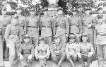 Ppor. W�adys�aw Stepokura (siedzi drugi z lewej) w grupie �o�nierzy 14 pu�ku piechoty we W�oc�awku, m.in. kpt. Jana Fleischmanna (siedzi w �rodku), 1932-1933 r. (fot. ze zb. Mariana Ropejki).
