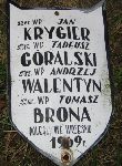 Tomasz Brona upami�tniony na imiennej tabliczce epitafijnej na jednej z mogi� zbiorowych kwatery wojennej na cmentarzu parafialnym w Juliopolu. Stan z dn. 18. 12. 2004 r. (fot. Marcin Prengowski).
