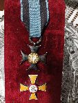 Krzy� Srebrny Orderu Wojennego "Virtuti Militari" i odznaka pami�tkowa 17 pu�ku u�an�w ppor. Kajetana Cichockiego (pami�tki ze zb. rodzinnych, fot. Micha� Cichocki).