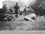 Ppor. Leonard �ysz (z prawej) w towarzystwie por. Aleksandra Franciszka Sierza na wyst�pach szkockich kobziarzy przed zamkiem w Eliock w Wielkiej Brytanii w trakcie s�u�by w Polskich Si�ach Zbrojnych na Zachodzie, 1940 r. (fot za: W. Szpakowicz, Dzienniki cichociemnego, wst�p, oprac. i red. K. Kaczmarski, K. A. Tochman, Rzesz�w 2014; udost�pni�a: Beata Kondlewska).